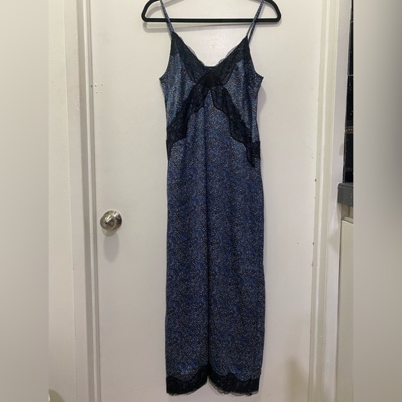 Elegant Blue Maxi Dress with Black Lace Trim - Picture 4 of 8